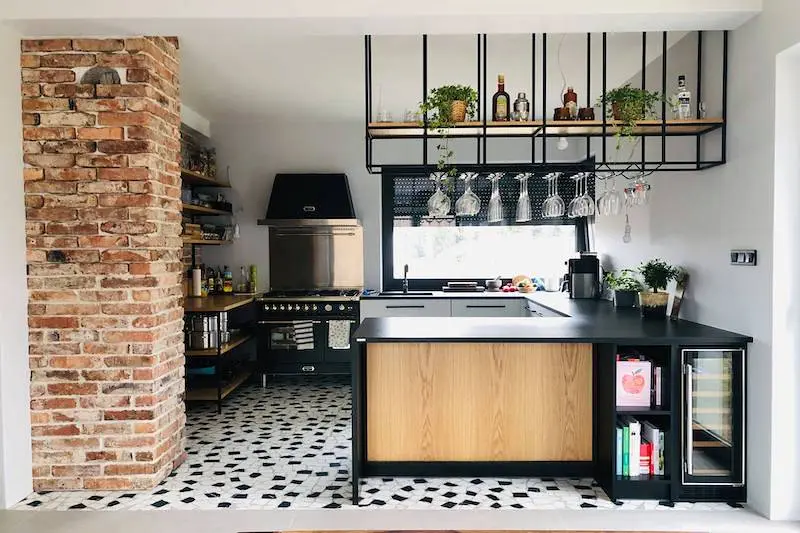 Cocina con península de estilo country-industrial